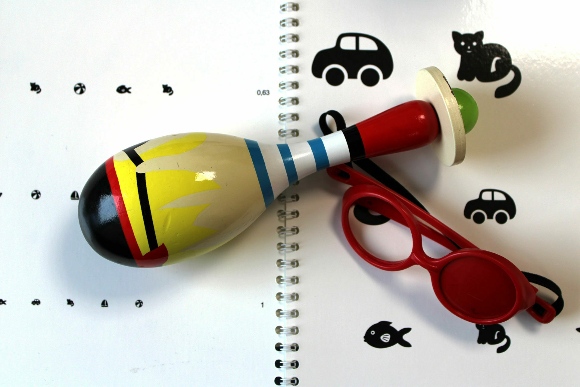 Gros plan sur matériel d'orthoptie destiné au bilan orthoptique et rééducation de bébé Cabinet Delphine Charreau Orthoptie à Saint-Malo